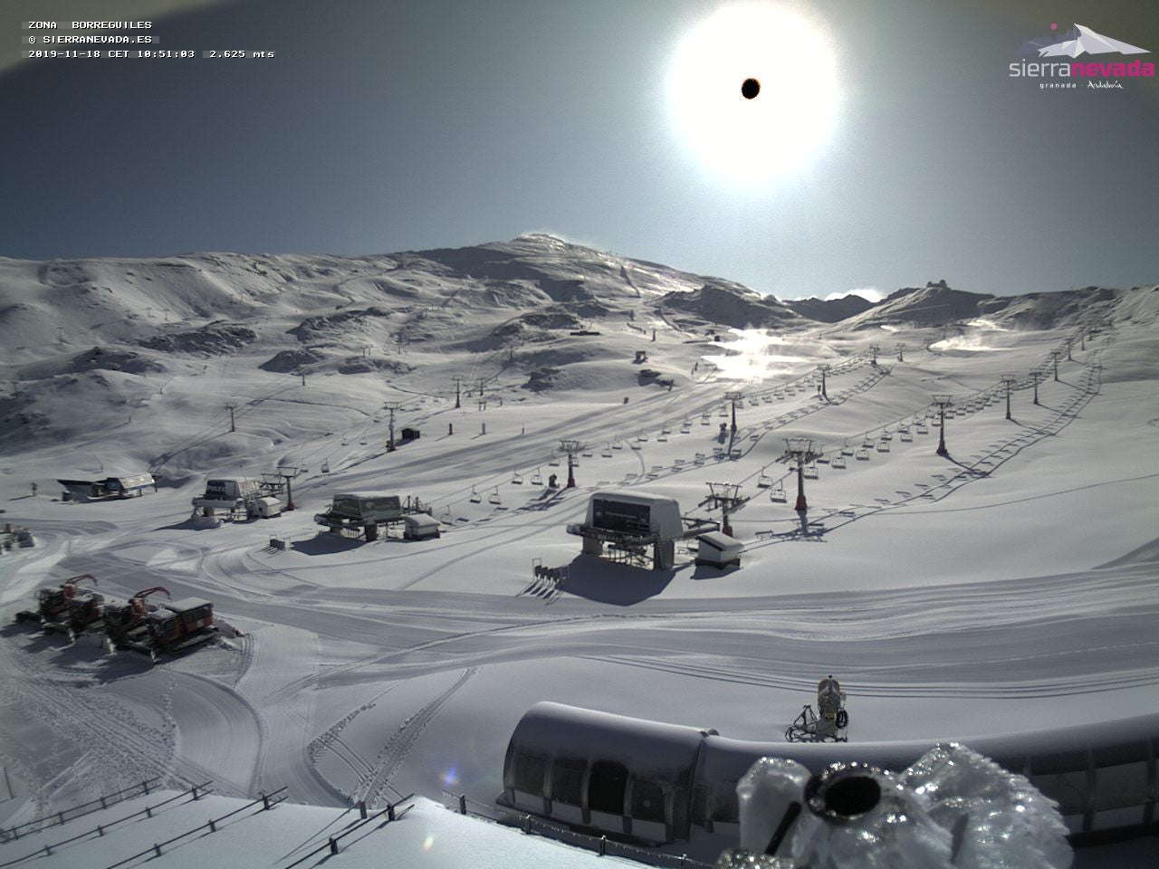 Espectacular blanco en Sierra Nevada tras los copos de esta noche, a 5 días de su apertura