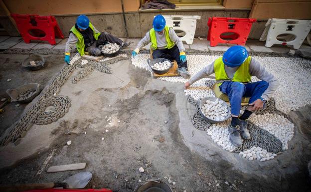 La calle de la Colcha estrenará en 15 días un empedrado con motivos granadinos