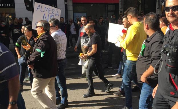 Abucheos y gritos obligan a retrasar la lectura del manifiesto