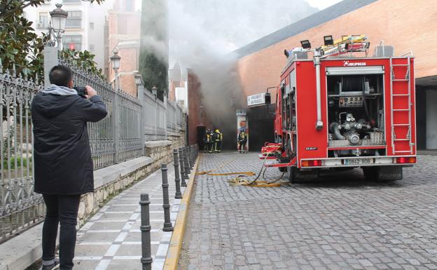Evacuada al hospital una anciana rescatada por su hijo del incendio de una vivienda en Jaén