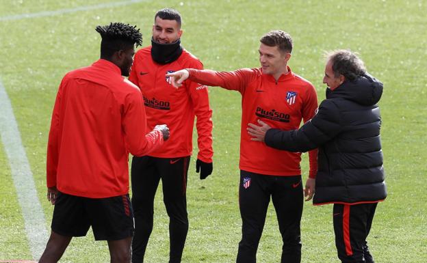 El Atlético entrena con solo once futbolistas de cara al sábado