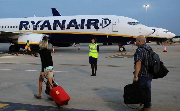 La justicia tumba la cláusula de Ryanair que obliga a pagar 20 euros por el equipaje de mano