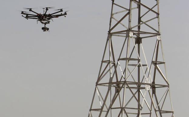 Nueva línea eléctrica aérea hasta Aldeaquemada para evitar choques de aves y mejorar el suministro