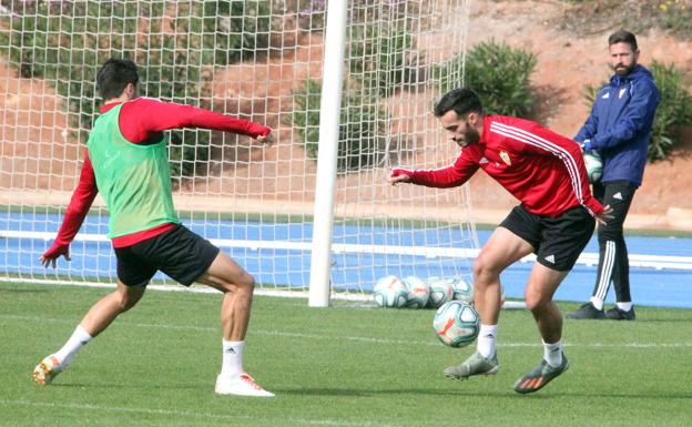 Lazo: «Cada uno sabe la presión que tiene y todos debemos jugar con eso en el Almería»