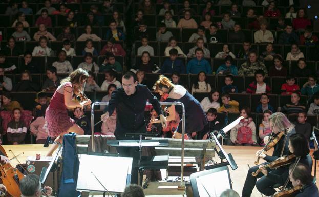 'Funamviolistas' y la OCG recorren el mundo con cuatro cuerdas en los conciertos didácticos