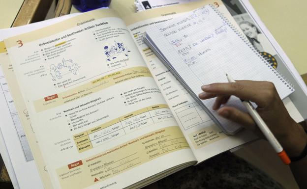 Emilio Calatayud condena a una menor de Granada a sacar un siete en tercero de ESO por amenazar a una compañera