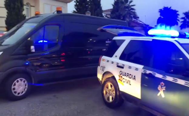 Acribillan a disparos a un joven de 30 años en su propio coche en Mijas