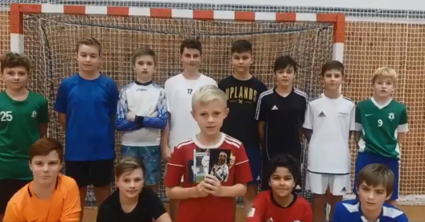 Jan ya tiene su camiseta y fotos del Almería firmadas