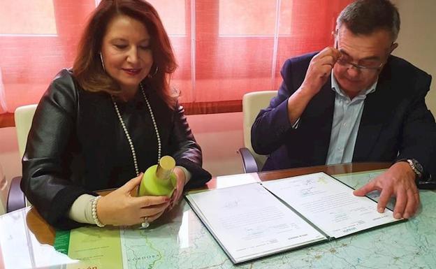 Crespo entrega a cooperativa San Isidro Labrador de Canena una ayuda de 900.000 euros para modernizar su almazara