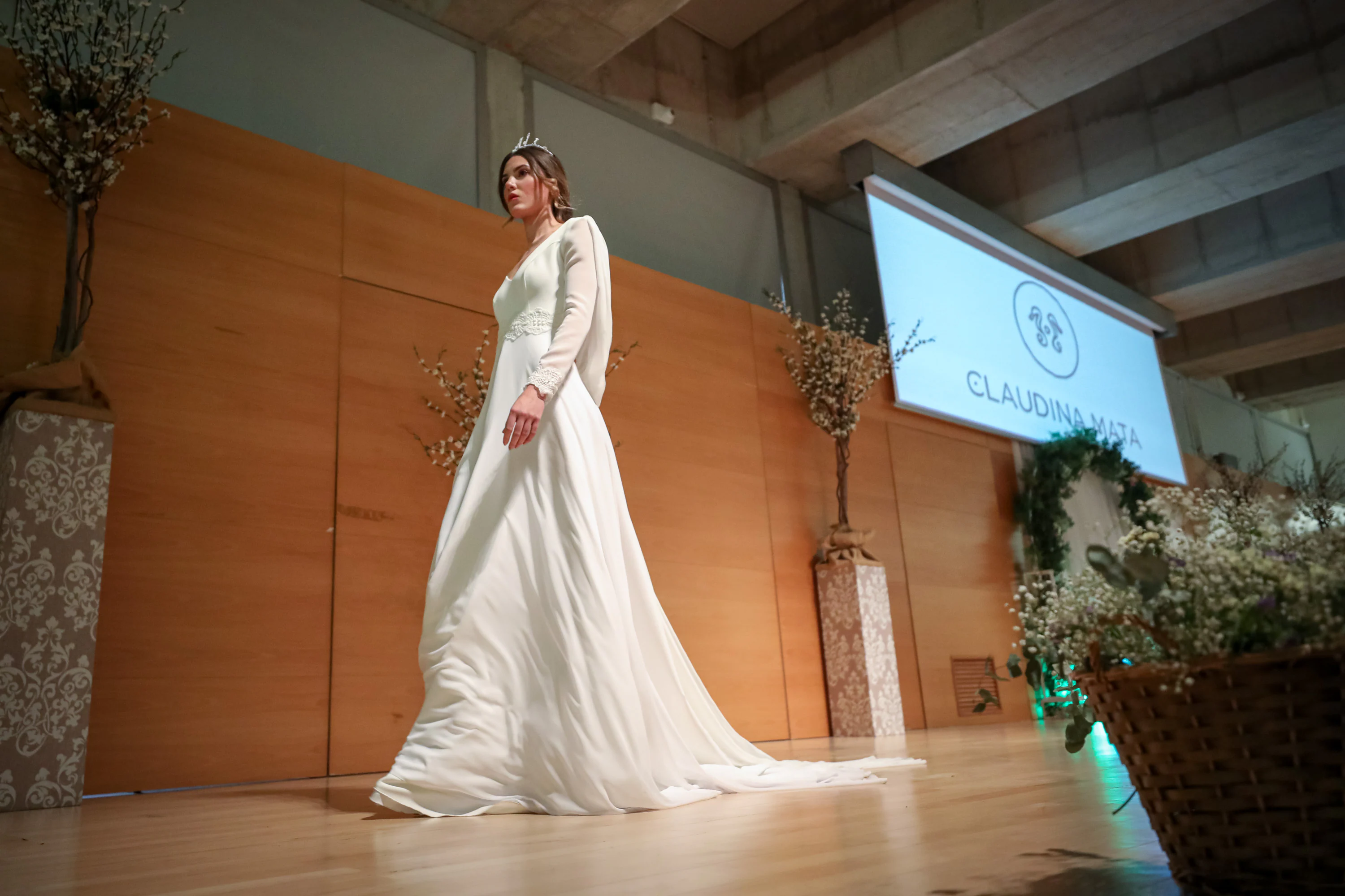 Los mejores vestidos de novia y boda y trajes de novio desfilando en Expoboda