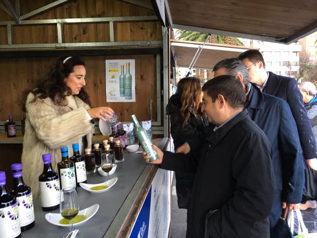 Miles de asturianos prueban los primeros aceites jienenses