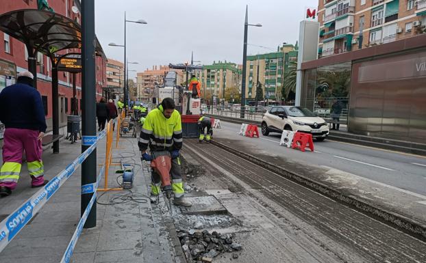 Las paradas de Villarejo y Camino de Ronda 97 estrenarán un nuevo asfalto 'a prueba de buses'