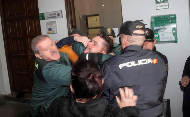 «Me bebí un litro de whisky y disparé a mi mujer porque creía que se me abalanzaban hormigas muy grandes»