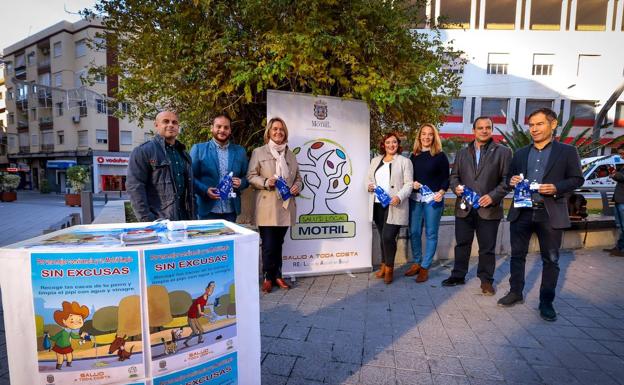 Motril 'se arma' con agua y vinagre para acabar con los restos del pipí de perro en las calles