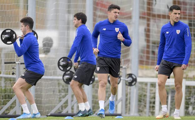 Raúl García entrena aparte pero no está descartado para el domingo