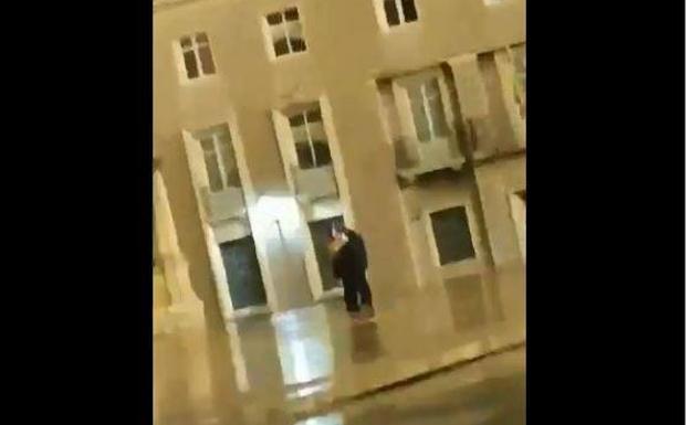 Una pareja bailando frente a la Catedral de Jaén emociona a las redes