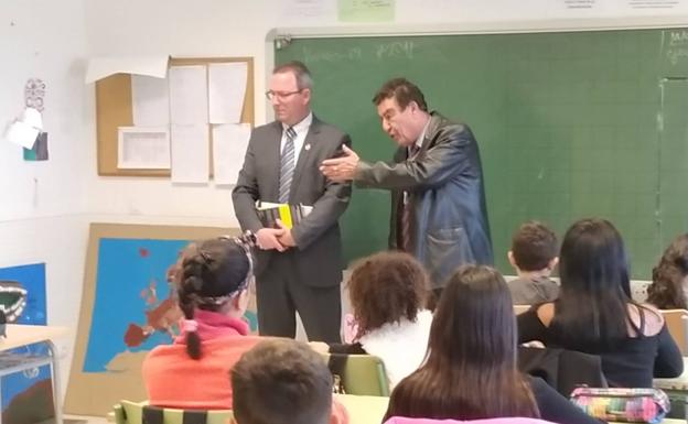 Emilio Calatayud en el colegio Emilio Calatayud: «Fui un mal estudiante y le han puesto mi nombre a un 'cole'»