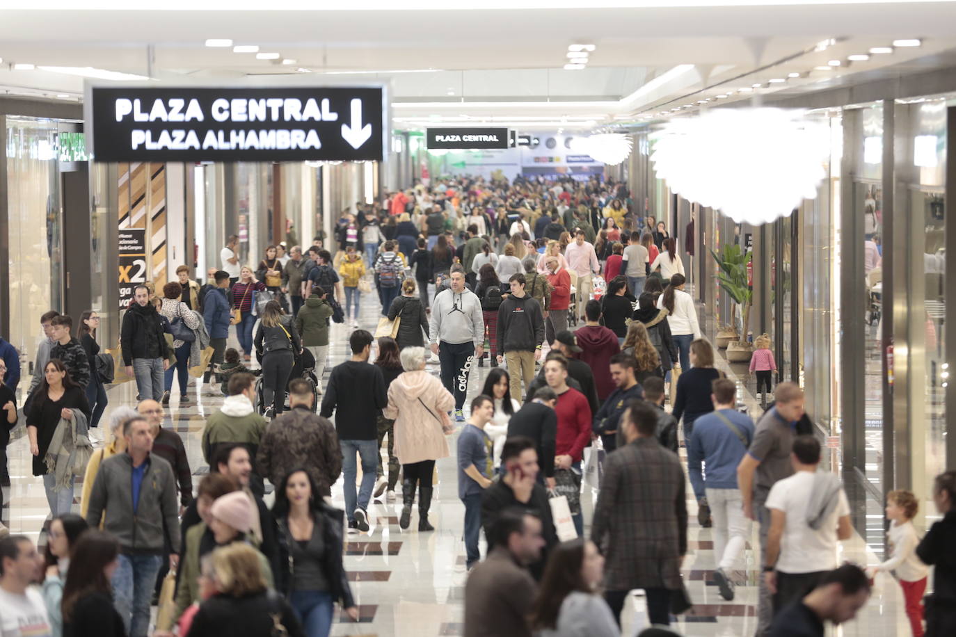 El 'Black Friday' abarrota los grandes centros y arrolla al pequeño comercio de Granada
