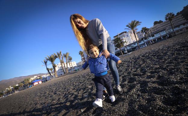 Arán, el pequeño granadino con una enfermedad rara que necesita tu ayuda para caminar solo