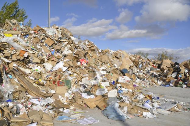 El cierre del mercado chino provoca que los pueblos de Granada paguen hasta el doble por la recogida del cartón