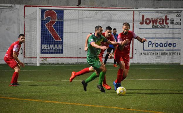 Mancha Real y Torreperogil firman tablas en un derbi lluvioso y con pocas ocasiones de gol