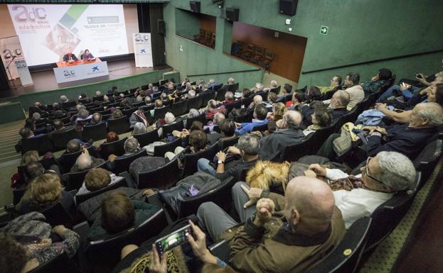 El poeta Antonio Carvajal elogia el esfuerzo vital y creativo en el Aula de Cultura de IDEAL