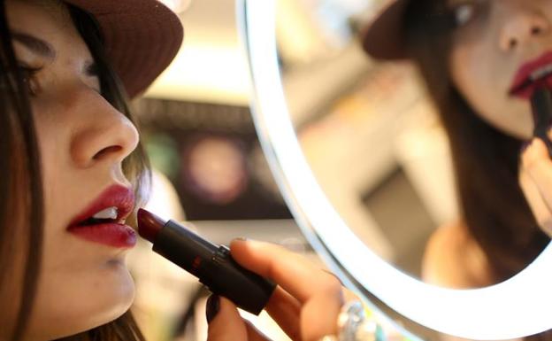 Peligro mortal en el rimel, brillo labial y otros productos de belleza por sus superbacterias