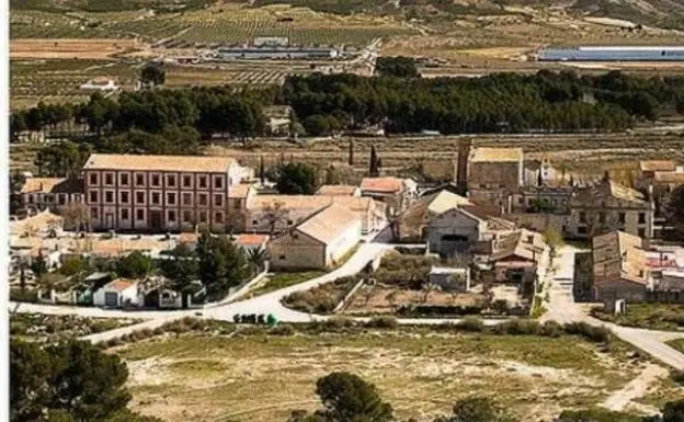 Venden en Wallapop una aldea española con 40 casas, palacio, ermita y 275 hectáreas de terreno