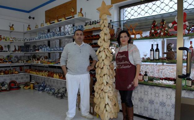 Un panadero de Cádiar decora su árbol de Navidad con un centenar de roscas y bollos de pan