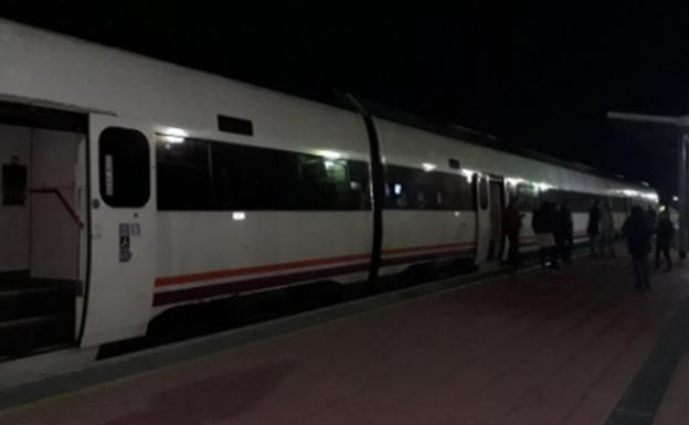 Muere arrollado por un tren tras caer por un puente al perder el equilibrio