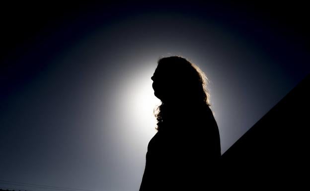 La Audiencia de Granada devuelve la custodia de su hija a la 'número dos' de Infancia Libre