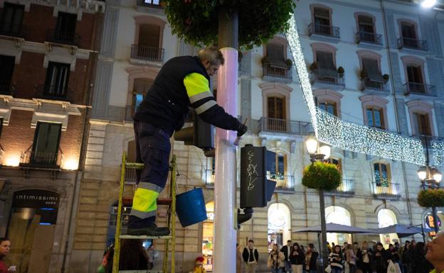 El Ayuntamiento vuelve a pintar los semáforos del Centro