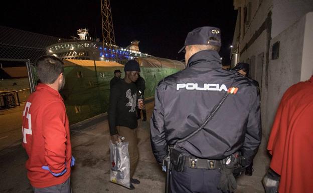 A prisión por patronear un barco pesquero con 107 migrantes a bordo rescatados en Almería