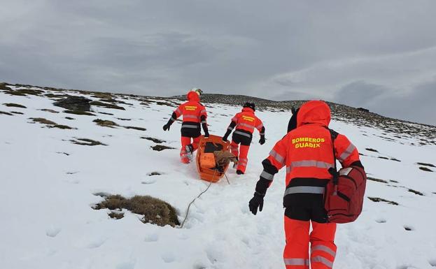 Los Bomberos de Guadix rescatan a un montañero accidentado a 2.500 metros de altitud en el Puerto de la Ragua