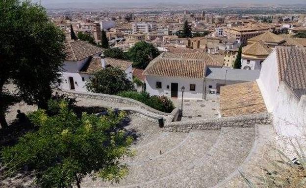 El libro 'Albaicín, la montaña encendida' propone un viaje por los ritos milenarios y la riqueza cultural de Granada