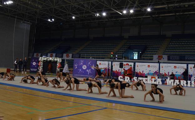 El CD Stella Maris reúne a más de 1.200 deportistas en su exhibición navideña en Almería
