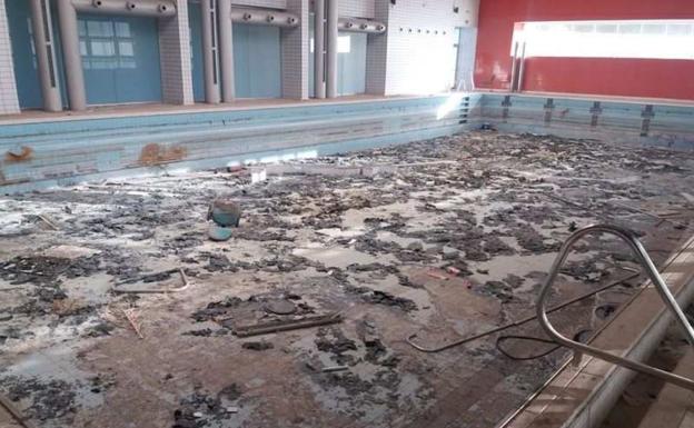 La piscina municipal de Dúrcal se reconvierte en pista de skate y botellón ante la impotencia de los vecinos