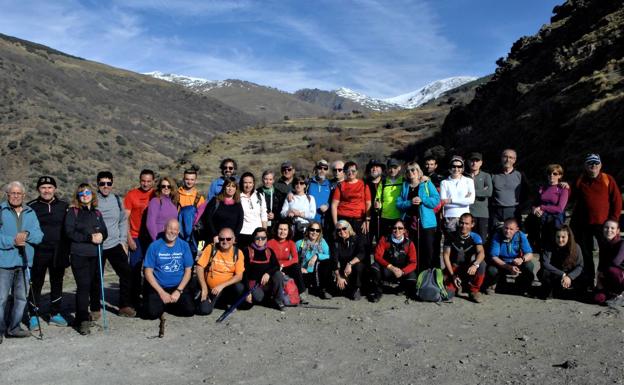 El Club de Montaña de Santa Fe practica senderismo por Pampaneira, Bubión y Capileira
