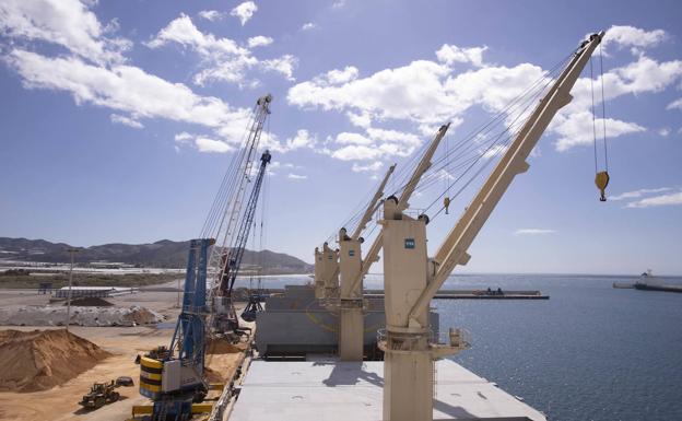 Primer desembarco de 9.000 toneladas de fertilizante noruego para olivos andaluces