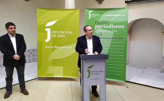 El periodista de IDEAL José Liébana recoge el premio de Periodismo 2019 de la Diputación