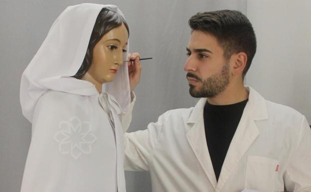 La imagen de Nuestra Señora de la Candelaria de Cádiar ha sido restaurada por Julio Alcaraz gracias a los mayordomos de San Blas