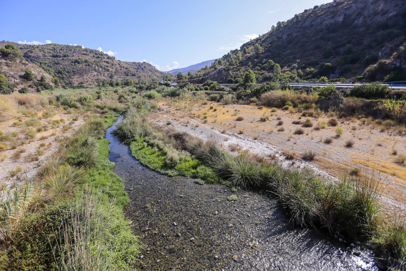 Un centenar de vecinos de Vélez temen perder sus tierras con el deslinde del río Guadalfeo