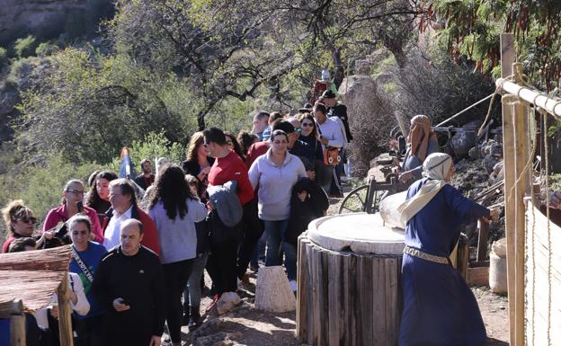 Cientos de personas visitan el Belén viviente de Los Tablones