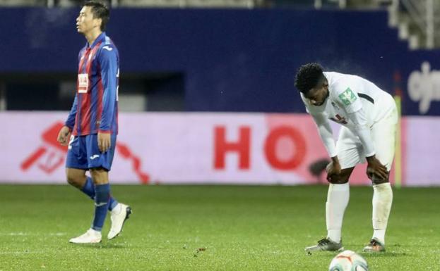 Eteki repite titularidad y mantiene en el banco a Azeez