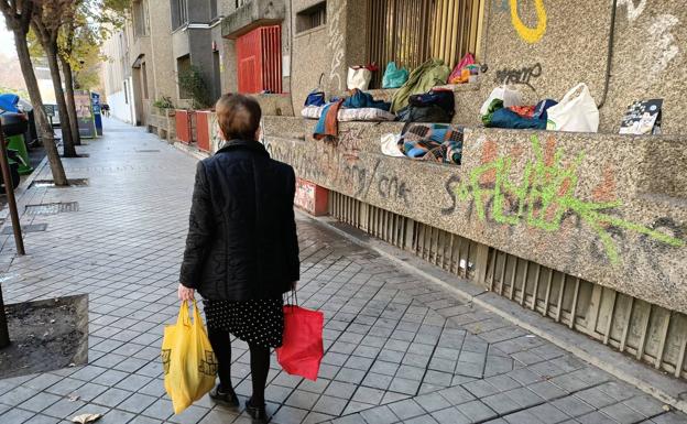 Vecinos de San Ildefonso piden desalojar a los indigentes que duermen junto al Triunfo