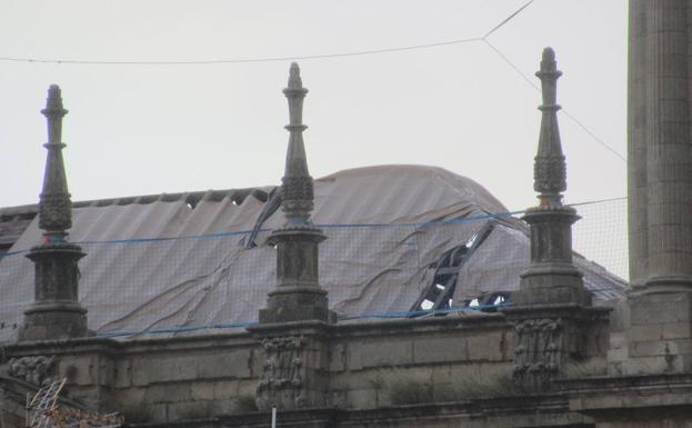 Filtraciones junto al altar mayor de la Catedral y no en la zona en obras