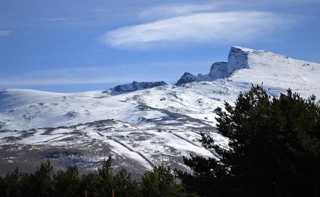 Rescatan en helicóptero a un hombre herido tras caerse por una ladera junto al Pico Veleta