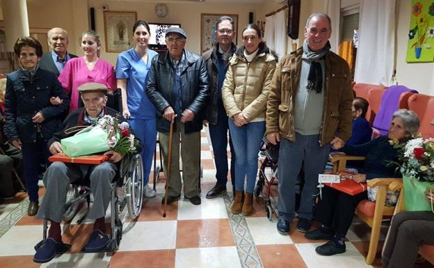 Quesada rinde homenaje a los mayores de 95 años