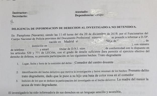 Una madre denuncia a una profesora por poner a su hijo una bata rosa: «Es degradante»