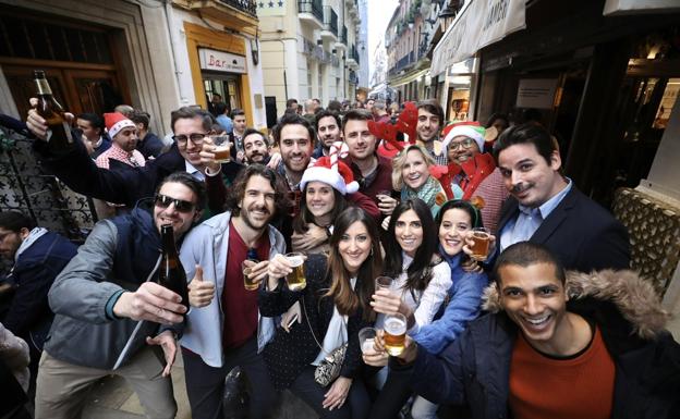 Calles y bares aborratados en la tardebuena de Granada